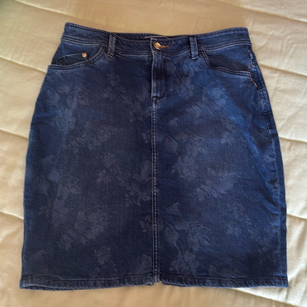 Tommy Bahama Ladies Denim Skirt Sz 6 EUC